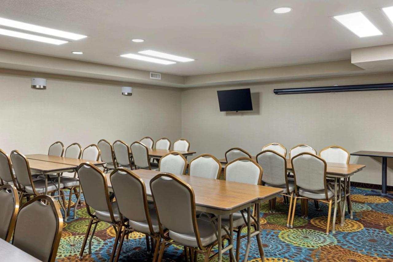 Best Western Watertown Inn & Suites Εξωτερικό φωτογραφία