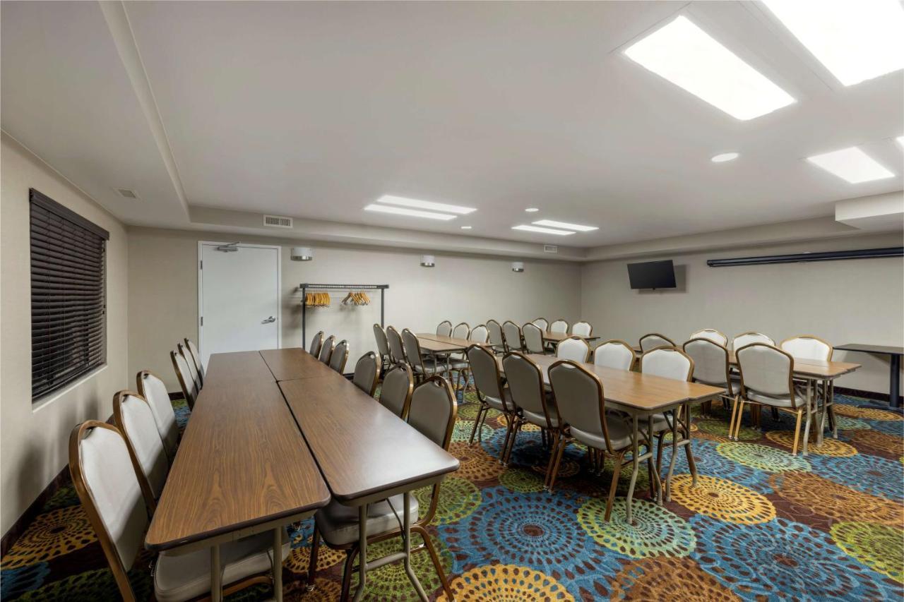 Best Western Watertown Inn & Suites Εξωτερικό φωτογραφία