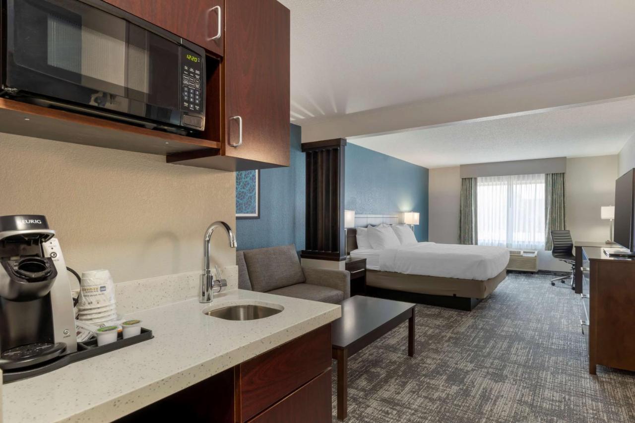 Best Western Watertown Inn & Suites Εξωτερικό φωτογραφία